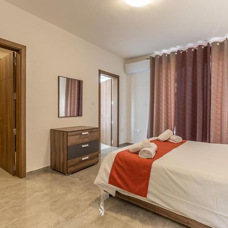 3 Bedroom Apartment - Walking Distance From Airport Gudja Eksteriør bilde