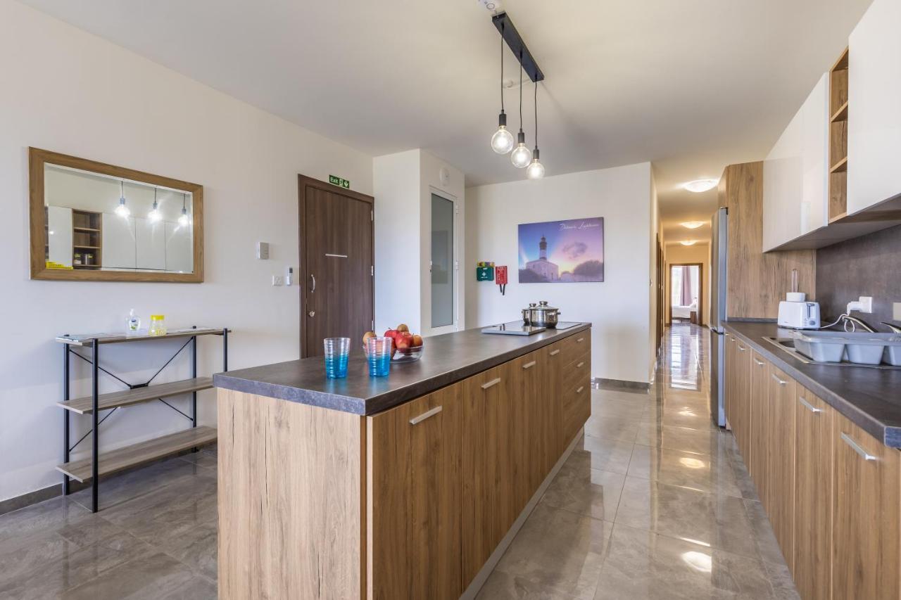 3 Bedroom Apartment - Walking Distance From Airport Gudja Eksteriør bilde