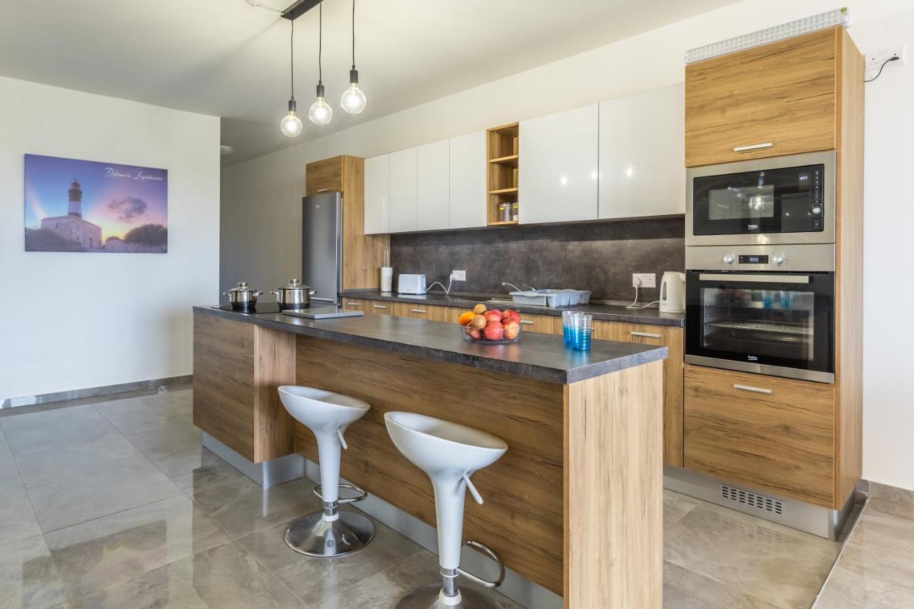 3 Bedroom Apartment - Walking Distance From Airport Gudja Eksteriør bilde