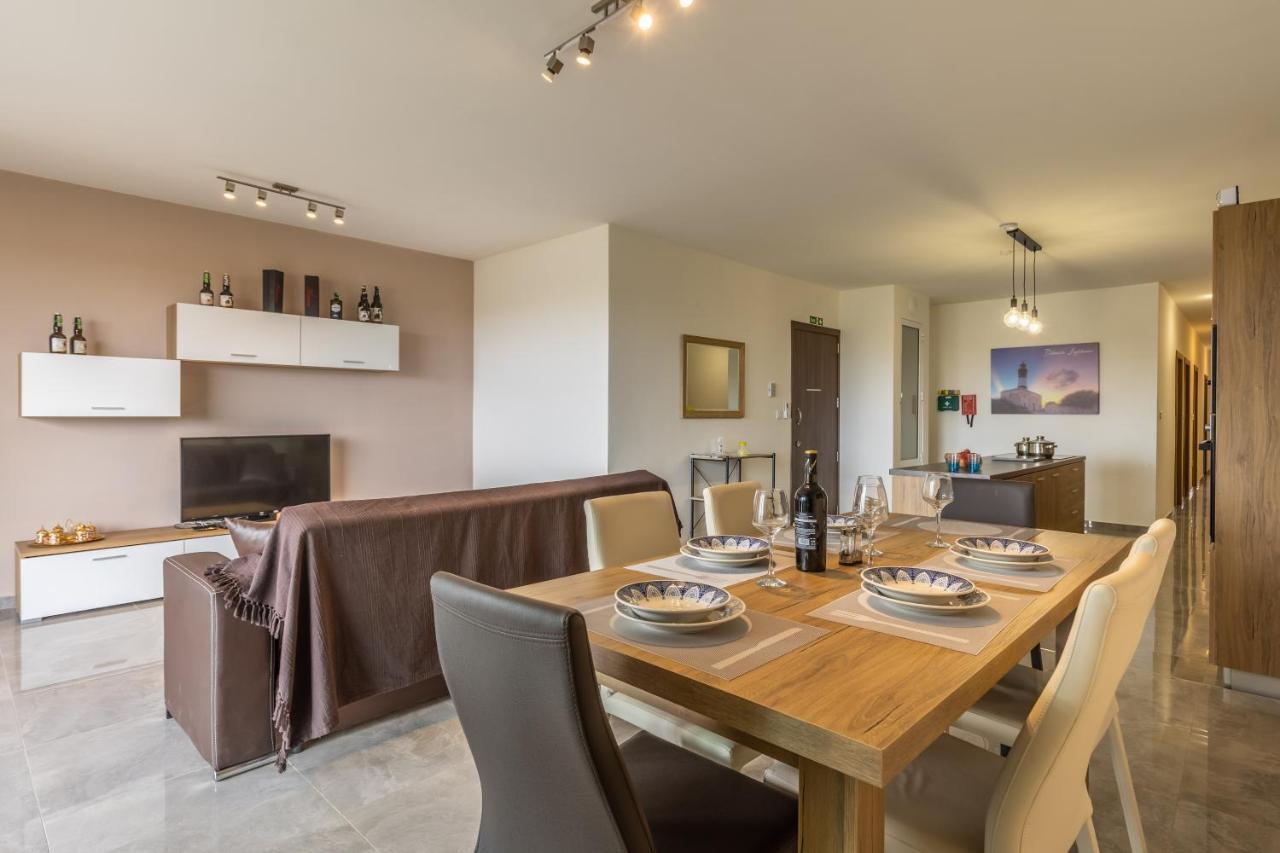 3 Bedroom Apartment - Walking Distance From Airport Gudja Eksteriør bilde