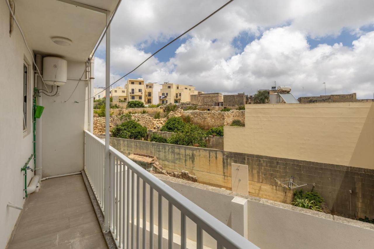 3 Bedroom Apartment - Walking Distance From Airport Gudja Eksteriør bilde