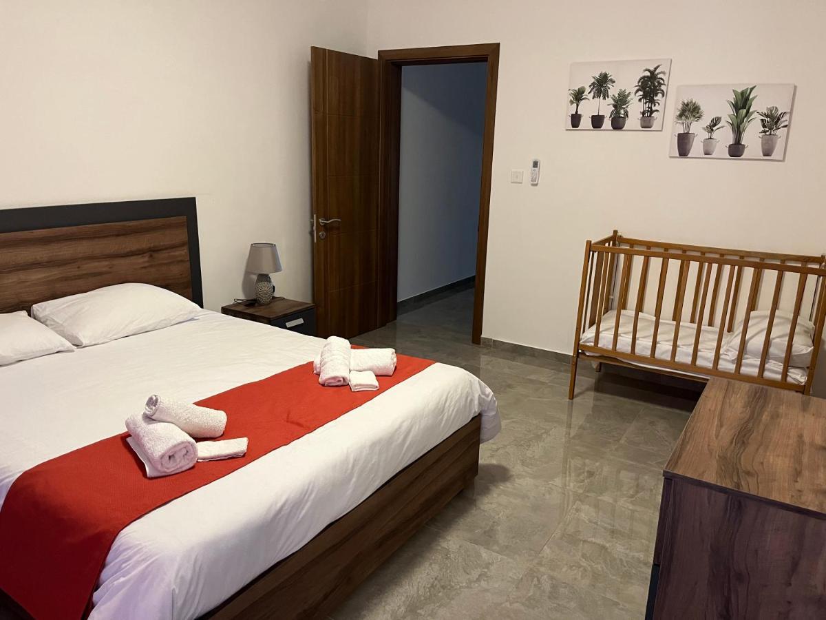 3 Bedroom Apartment - Walking Distance From Airport Gudja Eksteriør bilde