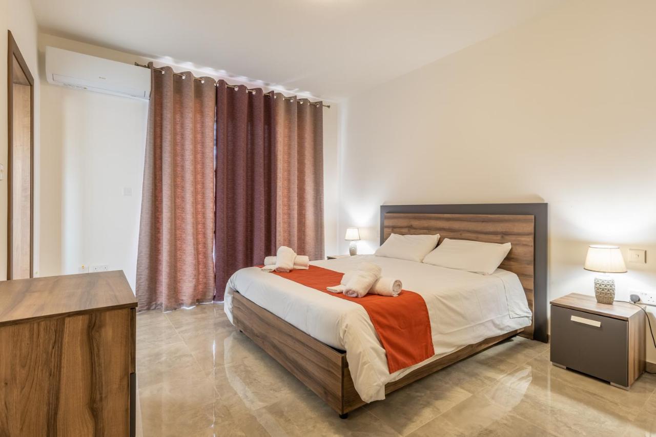 3 Bedroom Apartment - Walking Distance From Airport Gudja Eksteriør bilde