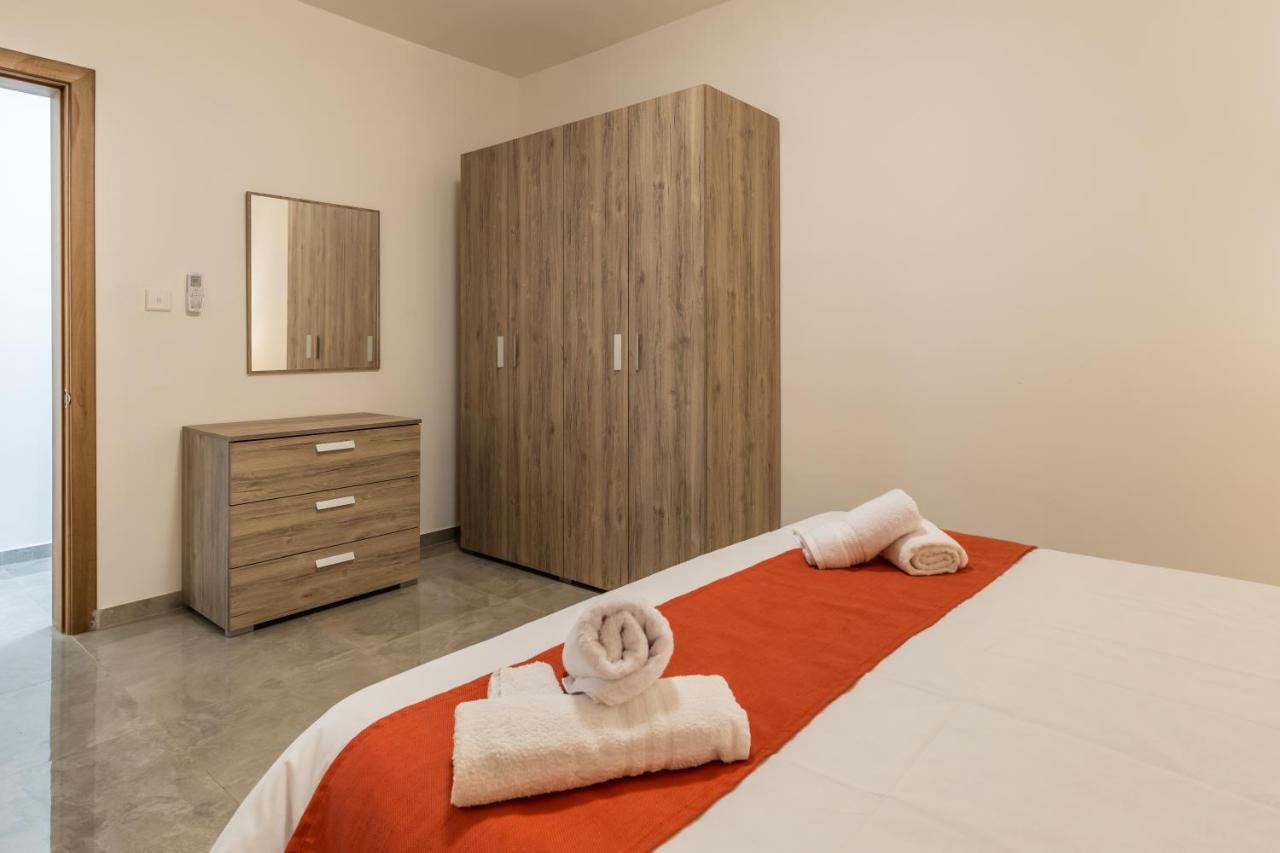 3 Bedroom Apartment - Walking Distance From Airport Gudja Eksteriør bilde