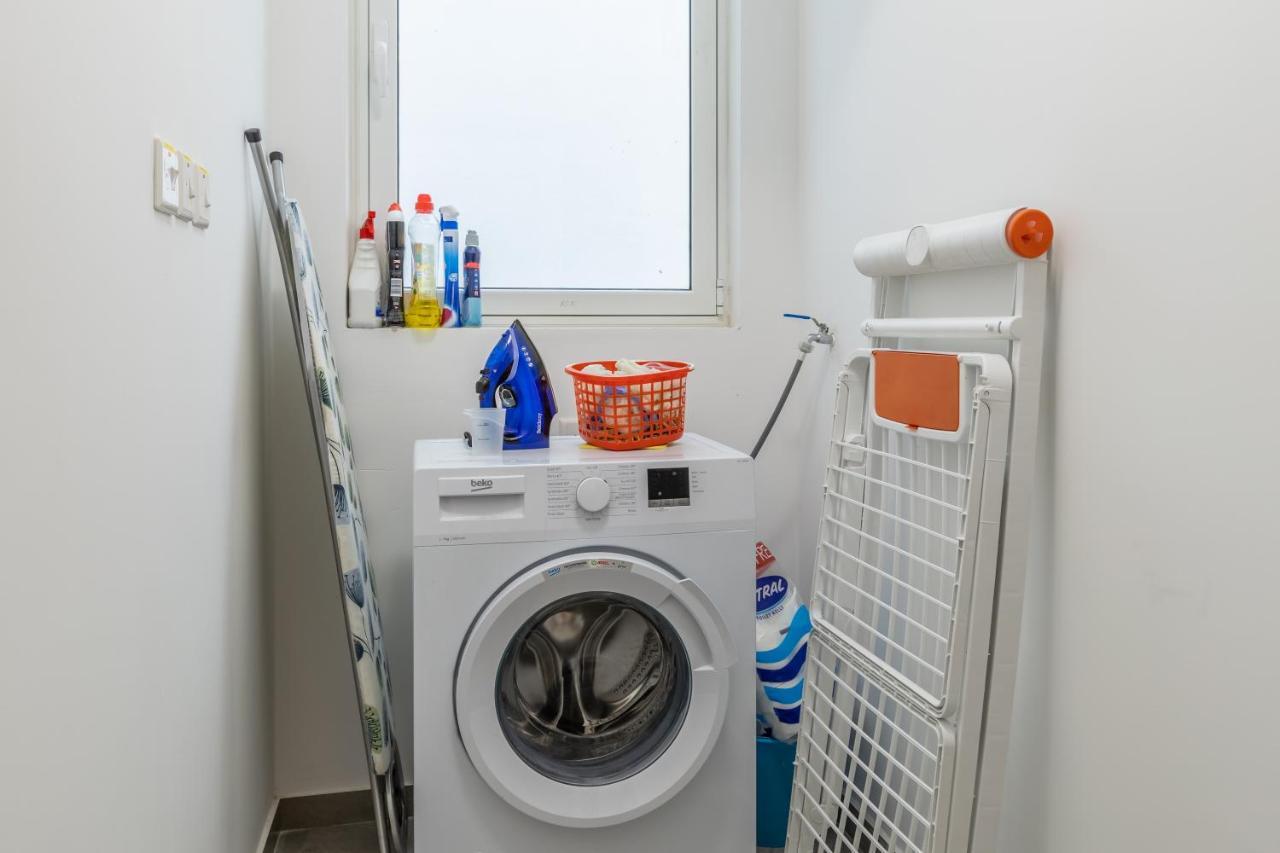 3 Bedroom Apartment - Walking Distance From Airport Gudja Eksteriør bilde