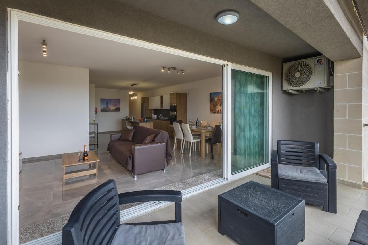 3 Bedroom Apartment - Walking Distance From Airport Gudja Eksteriør bilde