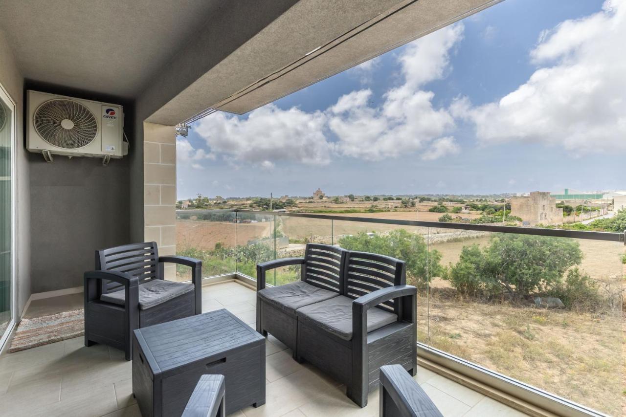 3 Bedroom Apartment - Walking Distance From Airport Gudja Eksteriør bilde